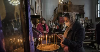 Cérémonie d'allumage des cierges à l'église orthodoxe de l'Élévation de la croix d'Udine, en Italie, le 17 avril 2022. SERGEY PONOMAREV/NYT


