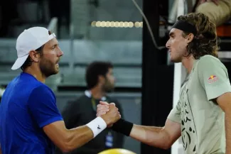 Lucas Pouille et Stefanos Tsitsipas après la balle de match. (V. West/Reuters)


