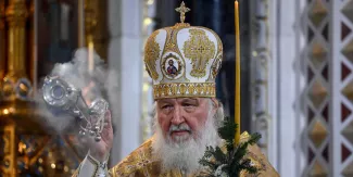 Sur cette photo d'archive prise le 6 janvier 2022, le patriarche russe Kirill célèbre un service de Noël à la cathédrale du Christ-Sauveur à Moscou.