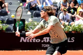 Stefanos Tsitsipas à la volée face à Karen Khachanov à Rome. (Reuters)


