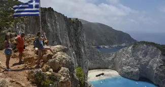 Des touristes près de la plage du Naufrage, sur l'île grecque de Zakynthos, en juillet 2020. LOUISA GOULIAMAKI / AFP


