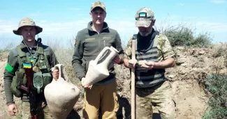 Des soldats ukrainiens de la Force de défense territoriale ont découvert plusieurs poteries antiques en creusant des fortifications dans la région d'Odessa. Odesa Territorial Defense's 126th Brigade


