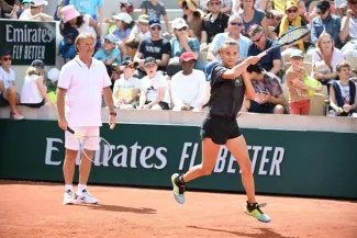 Clara Burel, sous les yeux de son coach Thierry Champion, lors d'un entraînement samedi. (P. Lahalle/L'Équipe)


