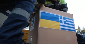 Un carton d'aide humanitaire grecque (début avril) à destination de l'Ukraine, envahie par la Russie.