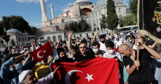 Scène de liesse devant Sainte-Sophie, à Istanbul, en 2020, après sa reconversion en mosquée. PHOTO Murad Sezer / REUTERS


