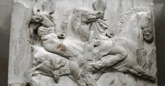 Cavaliers au galop, représentés sur un bloc extrait de la frise sud du Pathénon et conservé au British Museum, à Londres. Tarker / Bridgeman Images


