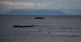 Des migrants approchent de la rive en Grèce. giannis / stock.adobe.com


