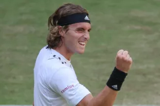 À 23 ans, Stefanos Tsitsipas s'est offert samedi le 9e tournoi de sa carrière. (Friso Gentsch/Picture Alliance/Presse Sports)


