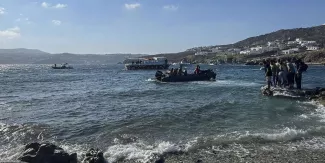 La Grèce a accusé lundi la Turquie voisine d'avoir tenté d'envoyer durant les trois derniers jours sur les îles grecques en mer Egée près de 1.130 migrants au total dont les bateaux © Handout / Hellenic Coast Guard / AFP


