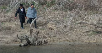 Des migrants sur la rive grecque de l'Evros en mars 2020. BURAK KARA/GETTY IMAGES VIA AFP


