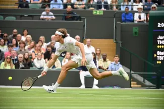 Stefanos Tsitsipas poursuit son chemin à Wimbledon. (P. Lahalle/L'Équipe)


