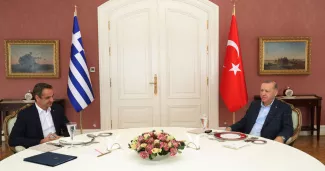 À gauche, le Premier ministre grec, Kyriakos Mitsotakis, lors d'une rencontre avec le président turc, Recep Tayyip Erdogan, à Istanbul, en Turquie, le 13 mars 2022.