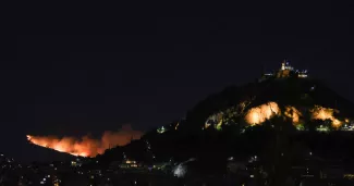 Le mont Penteli, à Athènes, en proie aux flammes le 19 juillet 2022.