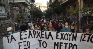 Manifestation, le 9 août, dans le quartier athénien d'Exarchia pour protester contre l'installation d'une station de métro sur la seule place publique du quartier. PHOTO AYHAN MEHMET/ANADOLU AGENCY/AFP


