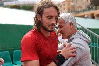 Stefanos Tsitsipas avec son père Apostolos. (N. Luttiau/L'Équipe)


