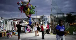 Des vendeurs écoulaient leurs produits sur un marché d'Athènes, le 14 août dernier.


