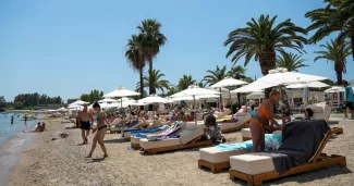 La plage de Dassia, sur l'île de Corfou (Grèce), le 30 juin 2022.