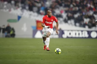 Djibril Sidibé pourrait jouer à l'AEK Athènes prochainement.