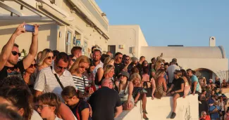 Des touristes observant le coucher du soleil sur l'île de Santorin, le 30 août 2022. PHOTO LOUIZA VRADI / REUTERS


