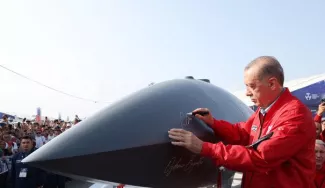 Le président turc, Recep Tayyip Erdogan, dédicace un avion de combat pendant un festival de technologie militaire, le 3 septembre 2022.


