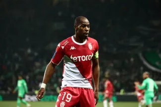 Djibril Sidibé file en Grèce.