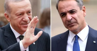 Le président turc Recep Tayyip Erdogan et le Premier ministre grec, Kyriakos Mitsotakis au sommet du Conseil politique européen à Prague, le 6 octobre.


