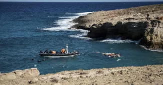 Une opération de sauvetage des garde-côtes grecs au large de l'île de Kythira, le 8 octobre 2022.


