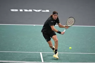 Stefanos Tsitsipas a réussi son entrée dans le Rolex Paris Masters ce mercredi. (P. Lahalle/L'Équipe)


