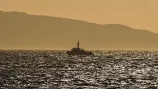 Un navire des garde-côtes grecs navigue, après le naufrage d'un bateau transportant des migrants, au large de l'île de Lesbos, en Grèce, le 6 octobre 2022.


