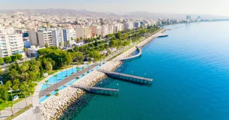 Vue aérienne de la plage de Molos, à Limassol, Chypre. — © PantherMedia / Sofia Lambrianidou


