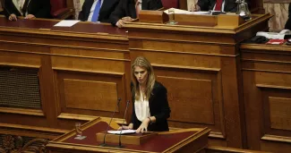 Eva Kaili, vice-présidente du Parlement européen, ici dans hémicycle grec, le 4 novembre 2011. — © Imago


