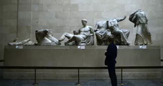 Dans la salle des marbres du Parthénon, dits "The Elgin Marbles" en anglais, d'après Lord Elgin, ambassadeur britannique à Constantinople, qui les fit envoyer à Londres en 1801-1802.