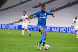 Yann M'vila sous le maillot de l'Olympiakos en 2020 contre l'OM.