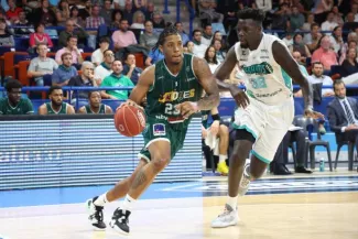 Desi Rodriguez (à g.) a porté Limoges vers la victoire contre Benfica en Ligue des champions. (N. Luttiau/L'Équipe)


