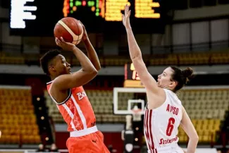 Yvonne Anderson face à Aina Ayuso mercredi soir au Pirée. (DR/FIBA Euroleague Women)


