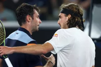 Quentin Halys (à g.) et Stefanos Tsitsipas à l'issue de leur match ce lundi. (H. McKay/Reuters)


