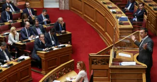 Le chef du parti d'opposition Syriza, Alexis Tsipras, s'adresse aux députés lors d'une session parlementaire, à Athènes, en Grèce, le 25 janvier 2023. Photo Louiza Vradi/REUTERS


