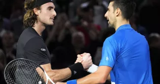 Le Serbe Novak Djokovic serre la main du grec Stefanos Tsitsipas en demi-finale Masters de Paris Masters à l'Accor Arena le 5 novembre 2022.


