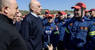 Les ministres des Affaires étrangères turc, Mevlüt Çavusoglu (à gauche), et son homologue grec, Nikos Dendias (deuxième en partant de la gauche), rencontrent des secouristes grecs à Antakya, le 12 février. PHOTO HANDOUT/AFP


