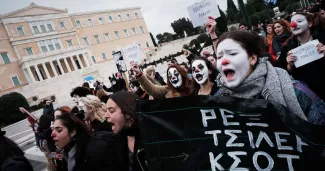 Manifestation contre un décret présidentiel visant à mieux réglementer l'embauche dans la fonction publique, le 15 février 2023 à Athènes. Photo NIKOLAS KOKOVLIS/NurPhoto via AFP


