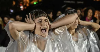 Lors d'une performance artistique menée par des femmes grecques dans le centre d'Athènes, le 25 novembre 2022, à l'occasion de la Journée internationale pour l'élimination de la violence à l'égard des femmes. PHOTO LOUISA GOULIAMAKI/AFP


