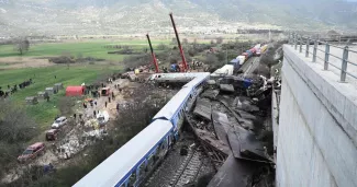 Organisation des secours au matin du 1er mars 2023, après la collision de deux trains dans la région grecque de Larissa. SAKIS MITROLIDIS/AFP


