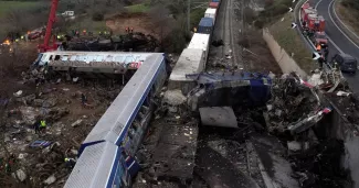 Des équipes de secours interviennent sur le site d'un accident, où deux trains sont entrés en collision, près de la ville de Larissa, en Grèce, le 1er mars 2023.


