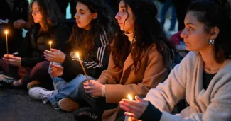 Des étudiants rendent hommage aux victimes de l'accident ferroviaire de Larissa, devant le siège de la compagnie ferroviaire Hellenic Train, à Athènes, le 1ᵉʳmars 2023.