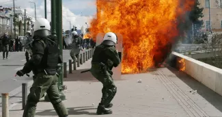 Des violences lors des manifestations à Athènes le 5 mars 2023. — © IMAGO/Aristidis Vafeiadakis / IMAGO/ZUMA Wire


