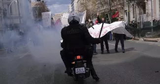 Un agent de la police anti-émeute grecque face aux manifestants protestant contre la catastrophe ferroviaire, à Athènes le 5 mars 2023.


