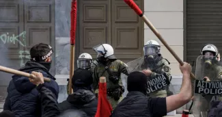 Affrontements entre des manifestants et la police lors d'un rassemblement à Athènes, le 5 mars 2023, pour réclamer des comptes au gouvernement après la catastrophe ferroviaire du 28 février dernier près de Larissa. PHOTO ALKIS KONSTANTINIDIS/REUTERS


