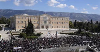 Des manifestants devant le parlement grec, le 8 mars 2023 à Athènes. — © Petros Giannakouris / AP Photo / KEYSTONE


