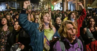 Le 8 mars, à Athènes, des milliers de manifestants ont crié leur colère après l'accident de train qui a fait 57 morts dans le centre de la Grèce.


