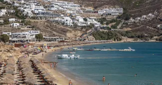 La plage d'Elia, sur l'île de Mykonos, en Grèce, en octobre 2021. PHOTO NICOLAS ECONOMOU/NurPhoto via AFP


